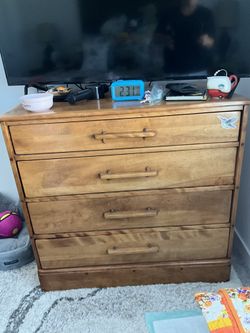 Antique Dresser Cushman Colonial Collection 4-169 Asking $500.00 GOGGLE IT NIGHTSTANDS ARE $200 Both 