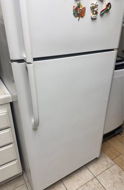 FRIGIDAIRE REFRIGERATOR