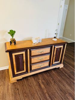 Elegant chest of drawers