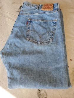 MEN'S LEVI'S BUTTON FLY JEANS. 42W x 30L. STILL IN GREAT CONDITION.