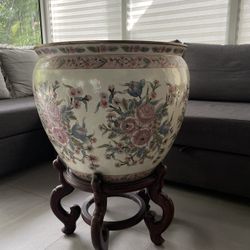 LARGE ORIENTAL PORCELAIN PLANT POT 