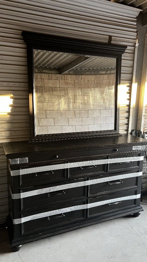 Dresser w/Mirror