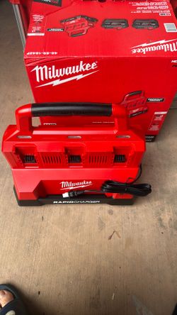 Milwaukee m18 packout six Bay rapid charger (NEW)