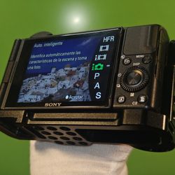 Sony ZV1  + Cage L-Shape Grip with Quick Release Base For Arca  Swiss + Mem 32Gb + Shutter  Count 11