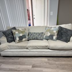 Rooms to Go Comfy light beige sleeper sofa with pillows