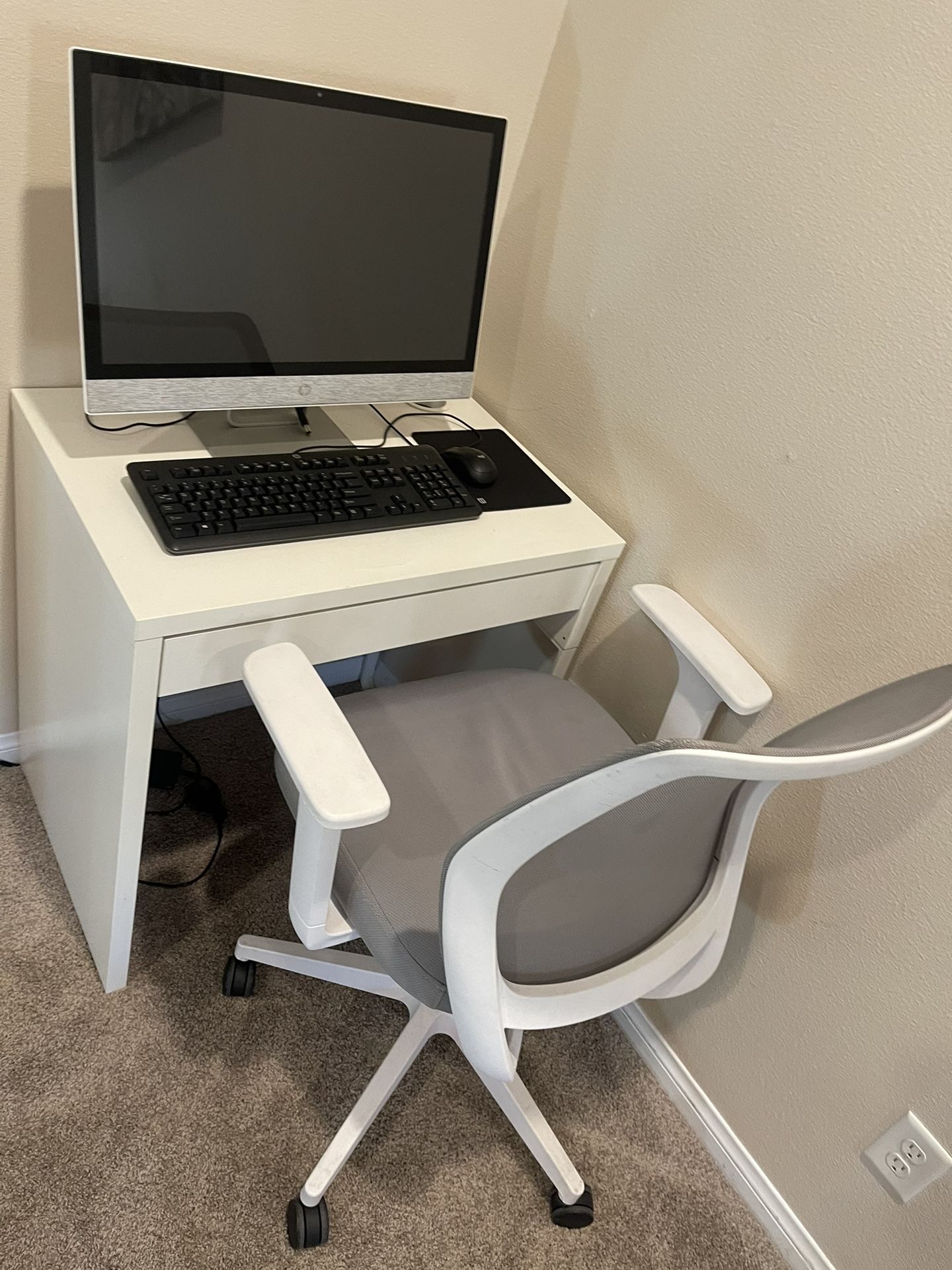 Hp Computer, Desk, And Chair