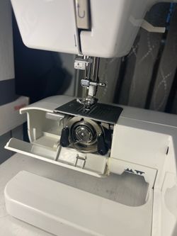 Husqvarna Viking H|CLASS E20 Sewing Machine (includes all accessories)