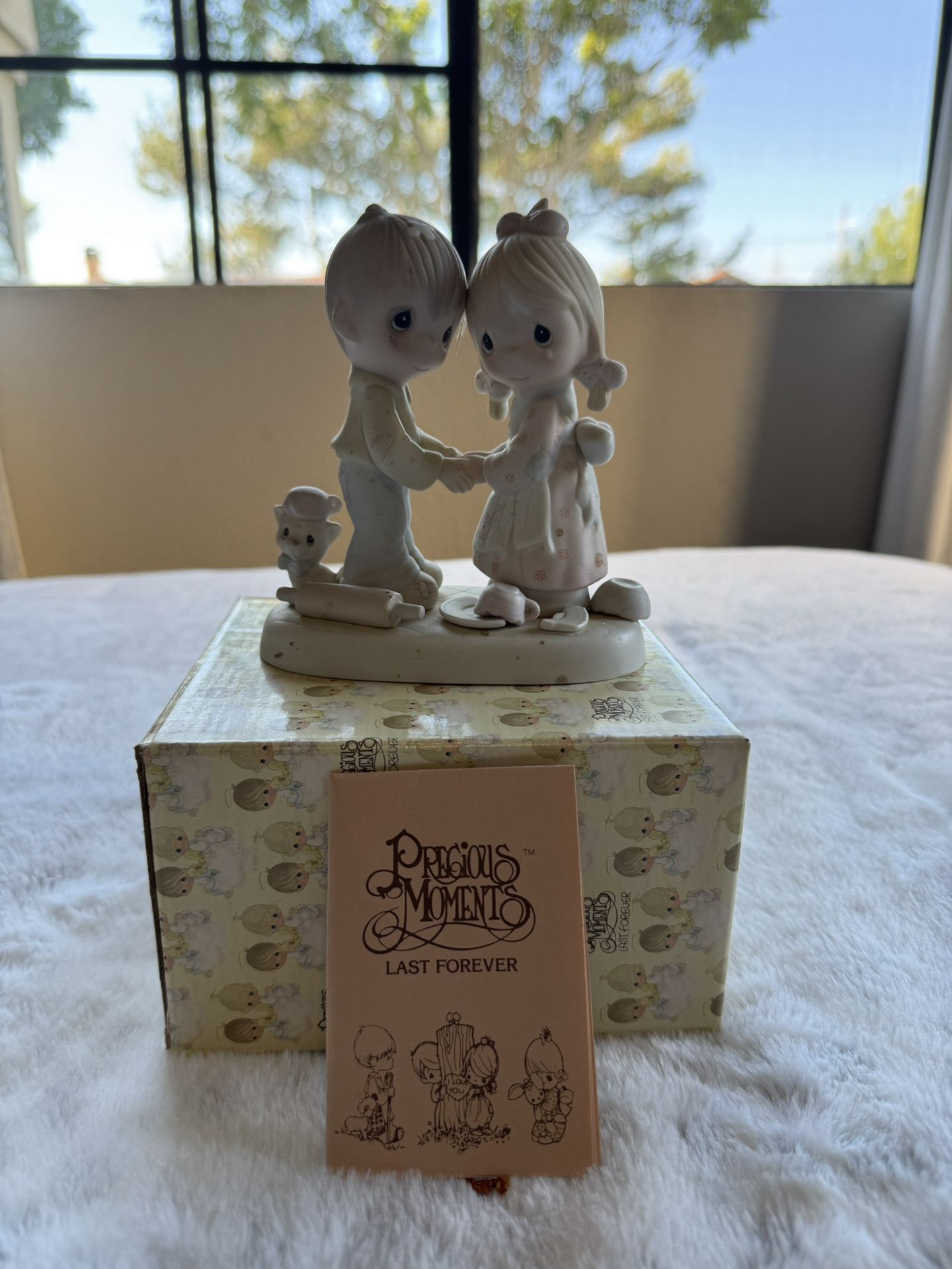 Precious Moments Figurine “Forgiving Is Forgetting” (1982) – Original Box