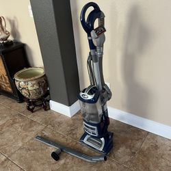 Versatile Shark Navigator Lift-Away Deluxe upright vacuum 