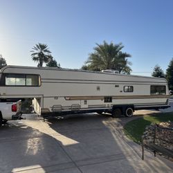 Holiday Traveler 39’ Fifth Wheel Fiberglass Siding Roof Dry Inside 