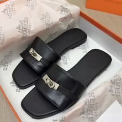 Fashionable women's slippers