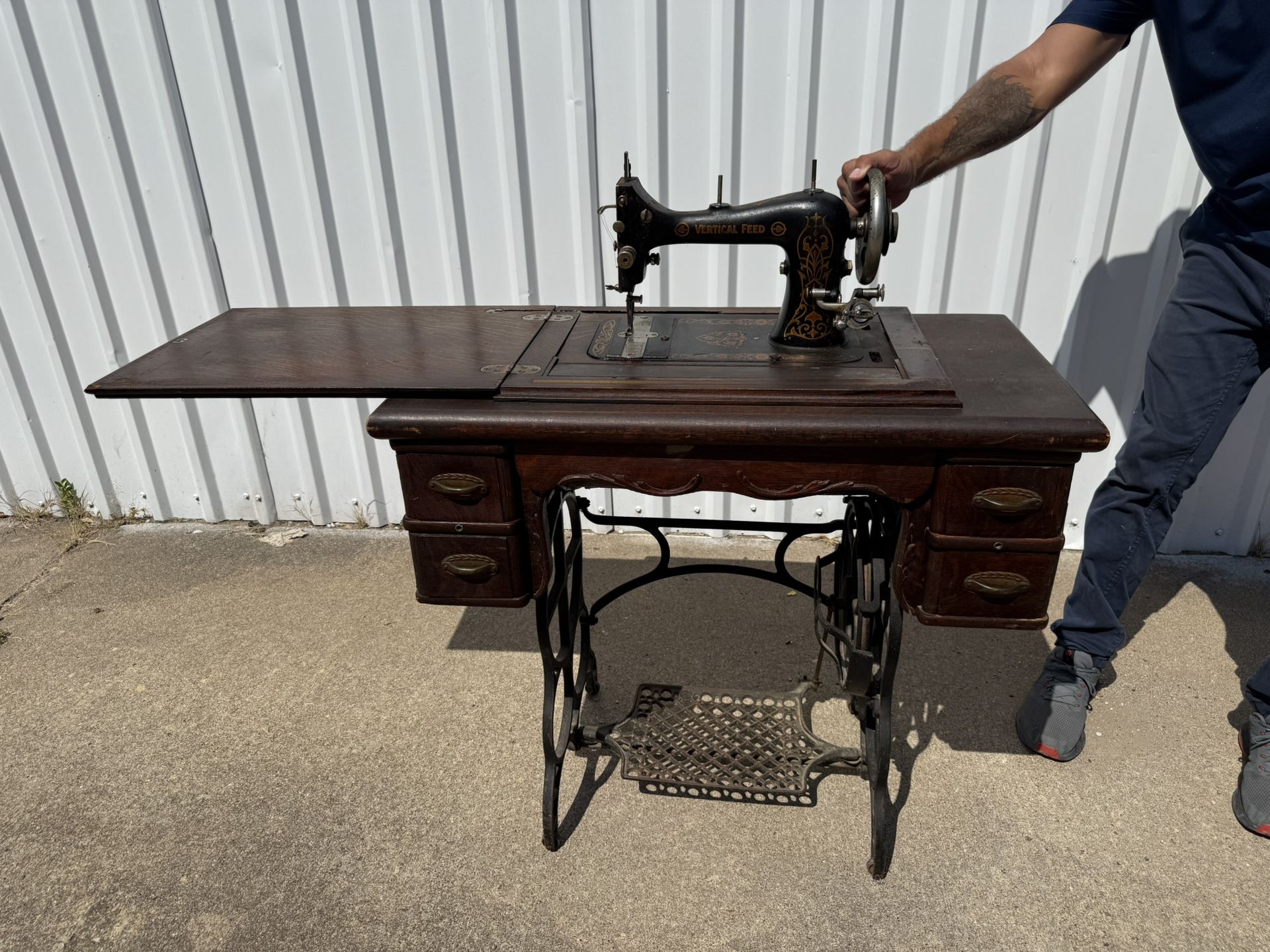 Antique sewing machine /Máquina de coser antigua