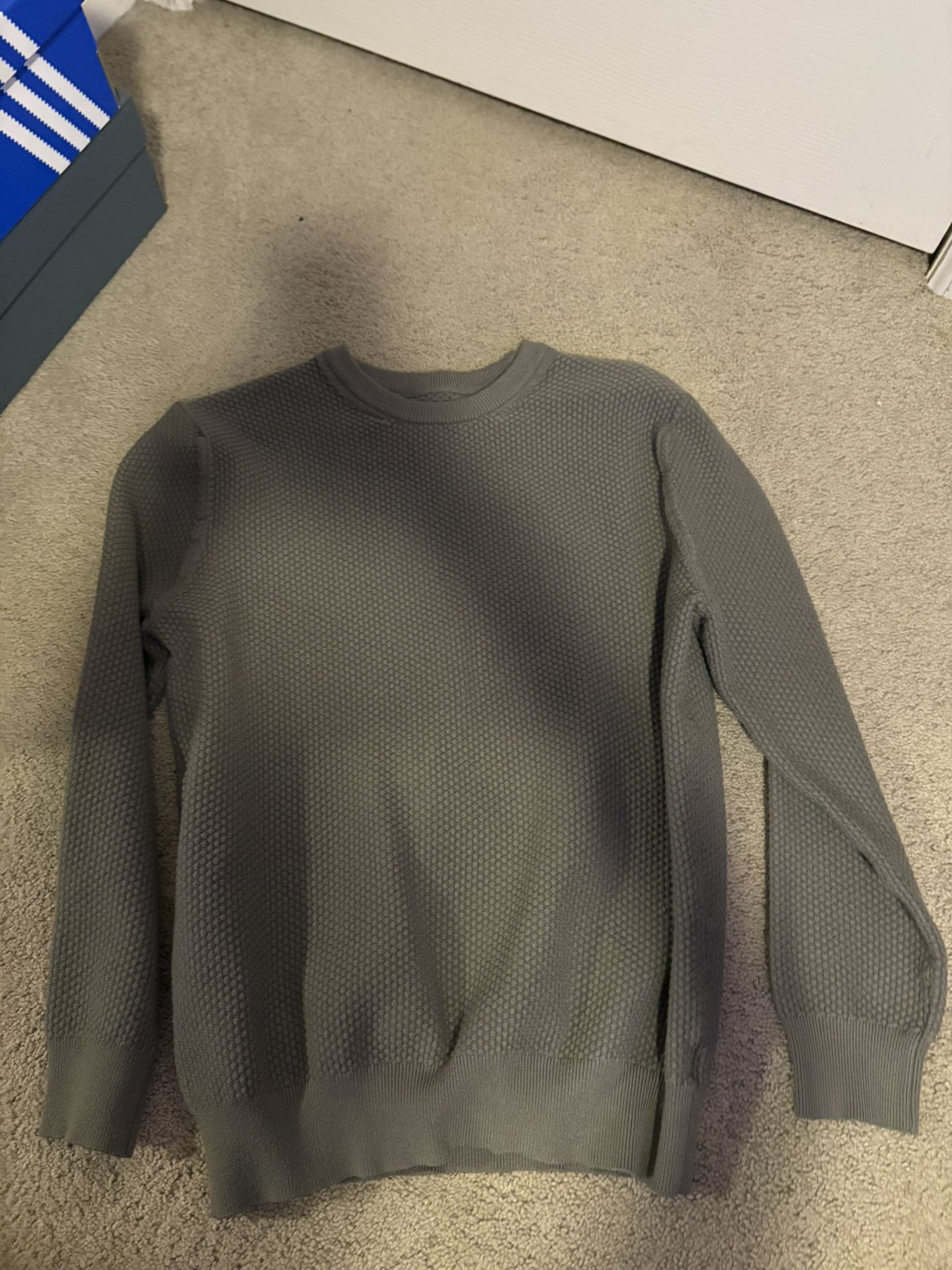 green sweater, slightly used, no imperfections. men sweater, size medium