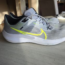 Nike Zoom Pegasus 40 Gray Mens US Size 9.5 EUR 43 DV3853-004 Running Shoes