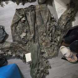 Realtree Hunting Gilly Suit