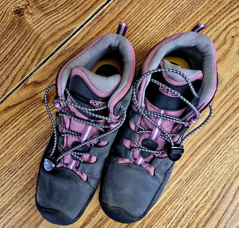 Keen size 6 women's/girls Hiking Boots Waterproof