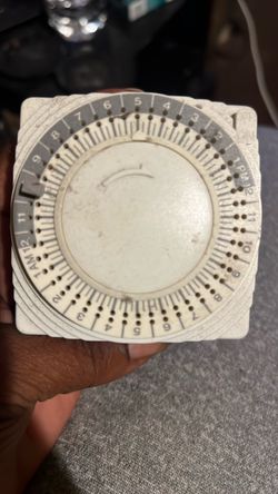 Mechanical 24-Hour Plug-In Timer Switch