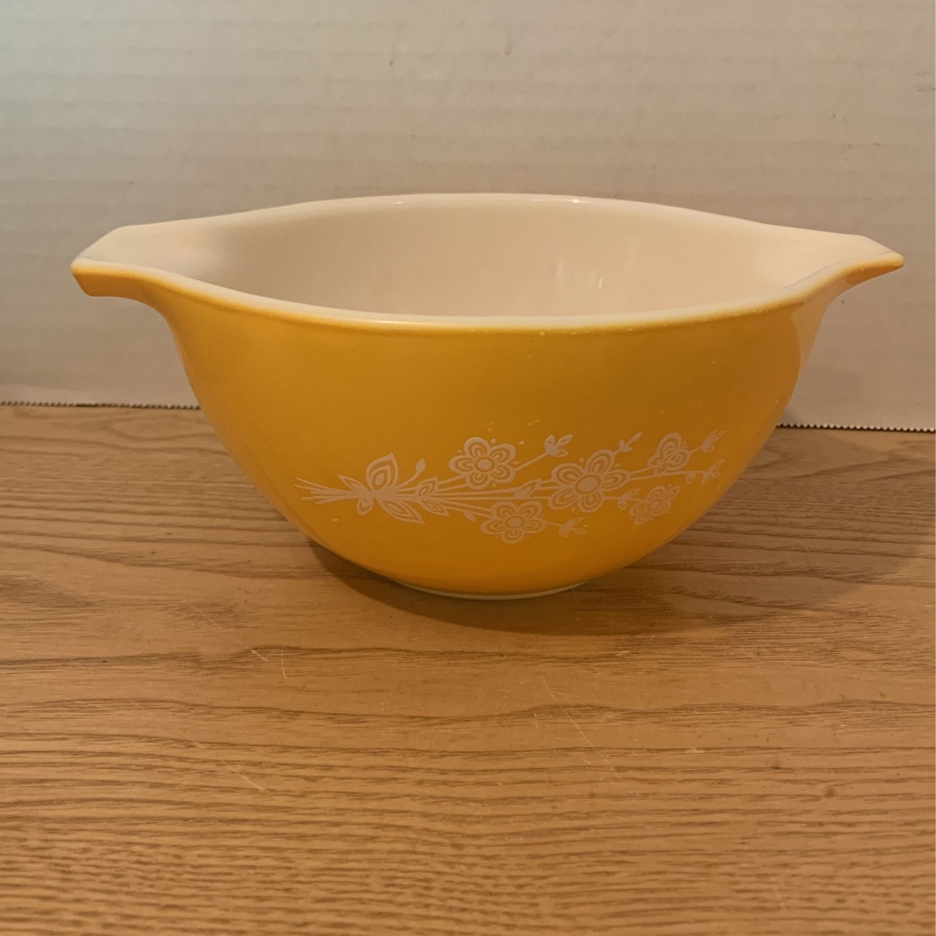 Vintage PYREX Butterfly Gold 1.5 pint Cinderella mixing nesting bowl B27