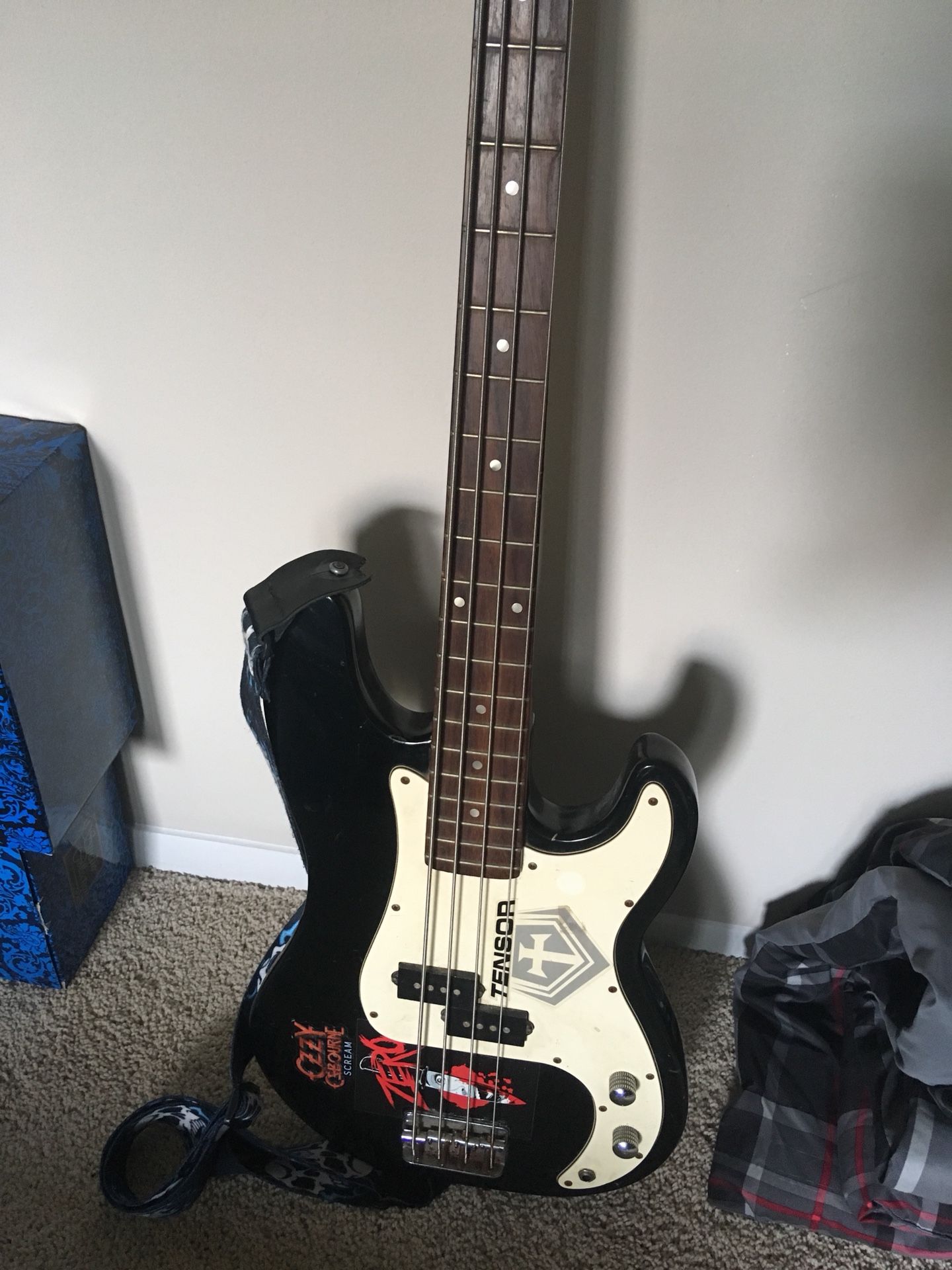 Crate Elactra bass guitar