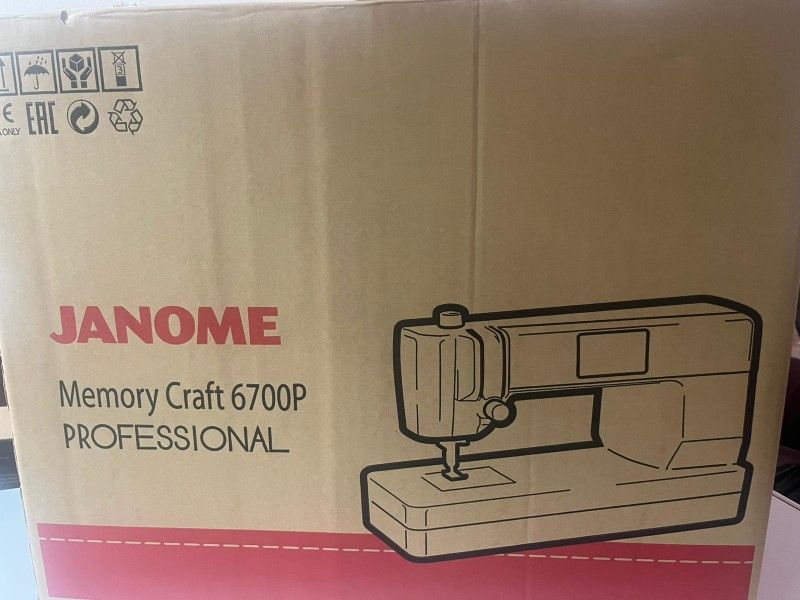 Janome Memory Craft 6700P Professional Sewing MACHINE- Excellent Condition 