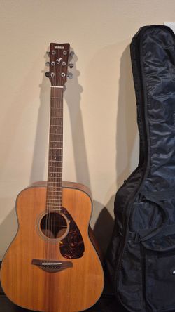 Yamaha fg700  acoustic guitar with gigbag
