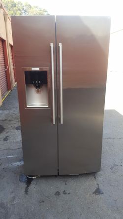 refrigerator brand Electrólux measures 36 wide and 70 high 3 months warranty delivery and installation