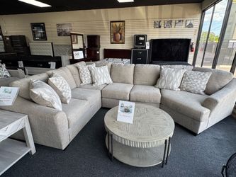 Borgan Bay 3PC Sectional. 🚚WE DELIVER🚚