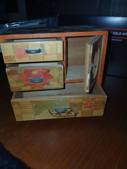 Wooden jewelry box