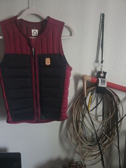 Wakeboard comp follow vest small follow rope and  handle breand new.