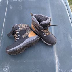 Youth/Adult Size 6 Winter Boots