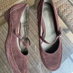 Aerosoles Women’s Shoes, Burgundy Suede Low Heel Pumps, Vintage Style 7 1/2