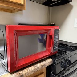 Mainstays 0.7 Cu ft Countertop Microwave Oven, 700 Watts, Red