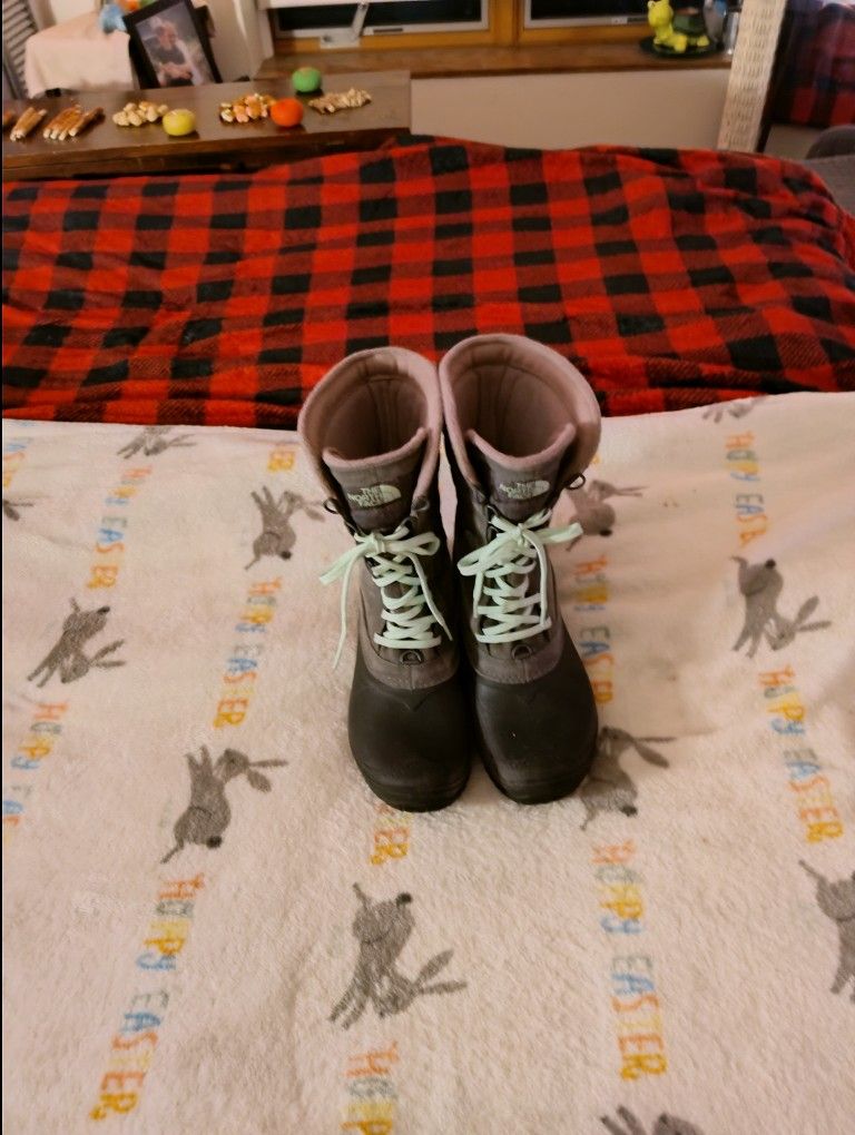 North Face Ladies Size8 Army Green (Brand New Never Worn)