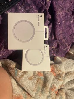 2 Apple MagSafe, magnetic chargers