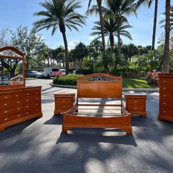 BEAUTIFUL SET QUEEN REAL WOOD / DRESSER W MIRROR / CHEST & TWO NIGHTSTAND - BY LY FURNITURE - EXCELLENT CONDITION - Delivery Available