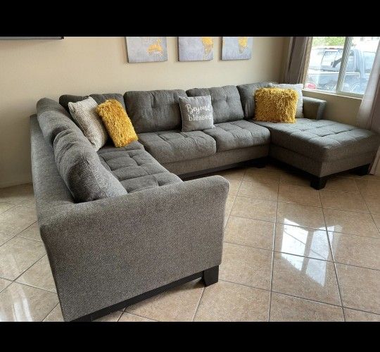 Large And Beautiful Sectional Couch From Jerome's for Sale in Chula