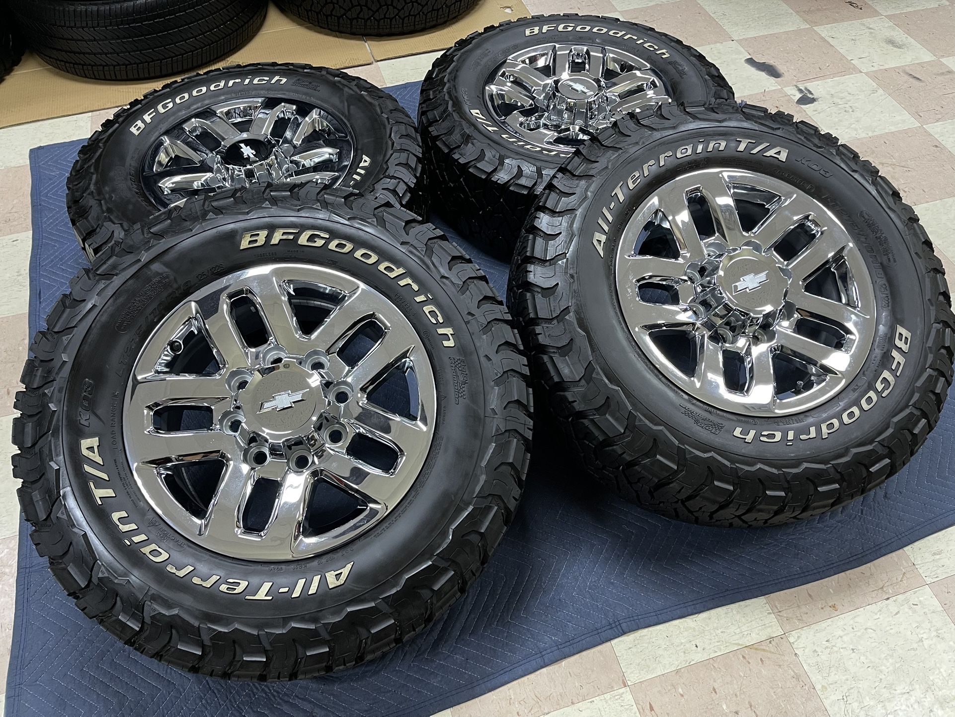 (4) 18” CHEVY SILVERADO 2500/3500 CHROME FACTORY WHEELS & BFGOODRICH ALLTERRAIN KO3 A/T LT275/70R18