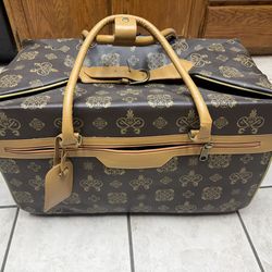 Sewing machine travel case with wheels