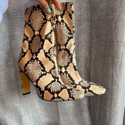 SNAKE PRINT BOOT HEELS