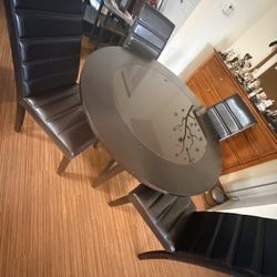 Breakfast nook/Table