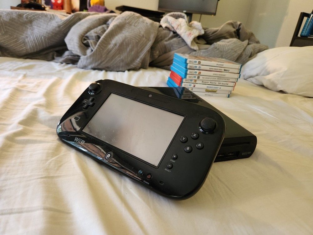 Nintendo Wii U Deluxe 32GB Handheld System Bundle + 8 Games