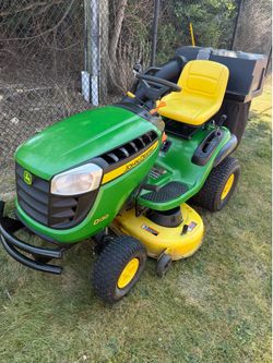 John Deere riding lawn mower tractor 42” with bagger
