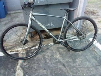 Giant escape disc 2 flat bar Great Condition rides smooth very light weight bike bicycle outdoor sports