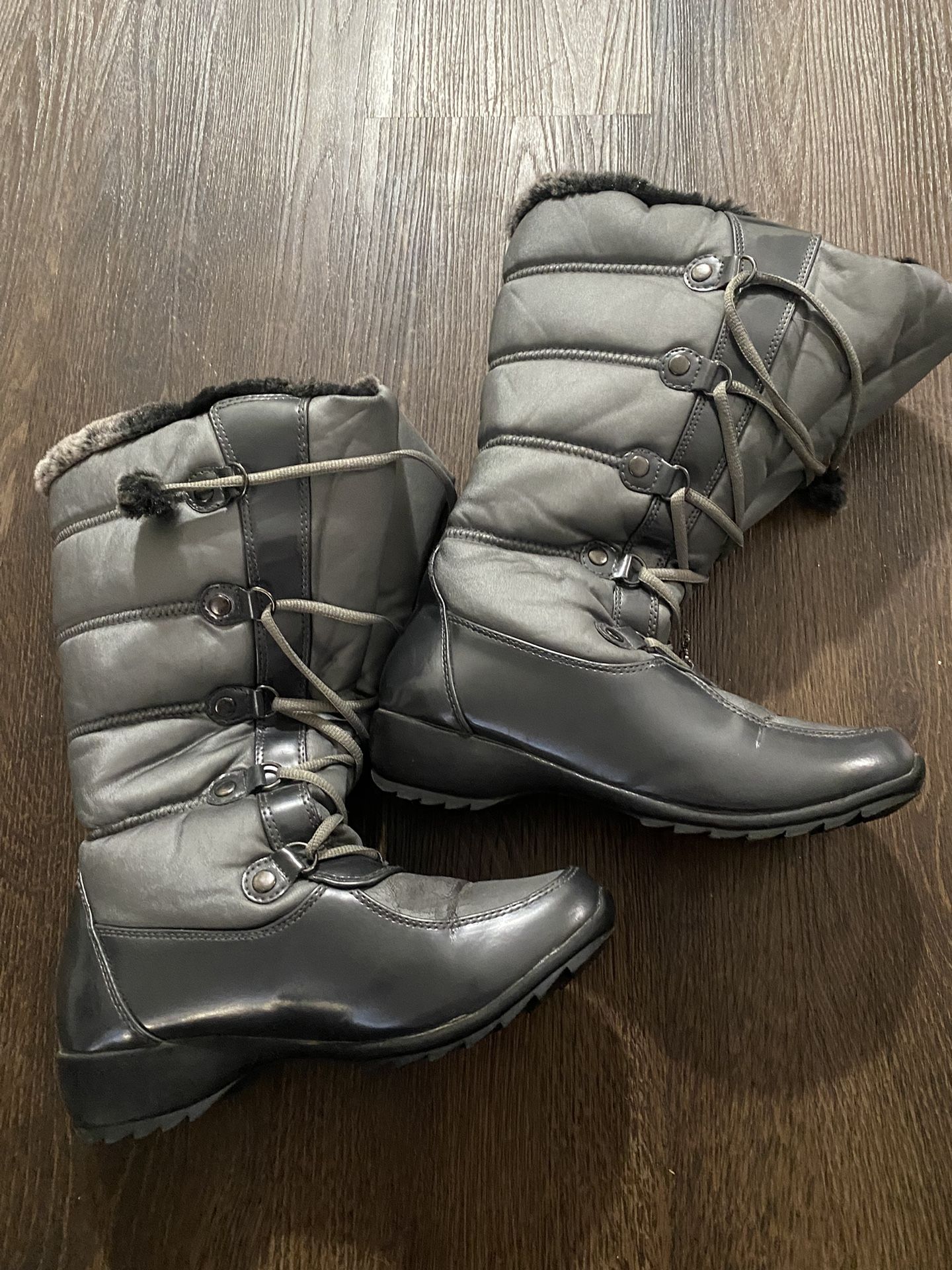 Womans Gray Snow Boots Size 8 By Totes
