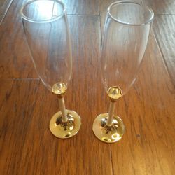 EXQUISITE NEW Pair of Gold Tone 12" Champagne Flutes.

Elevate your drinking experience with this exquisite pair of 12" champagne flutes.