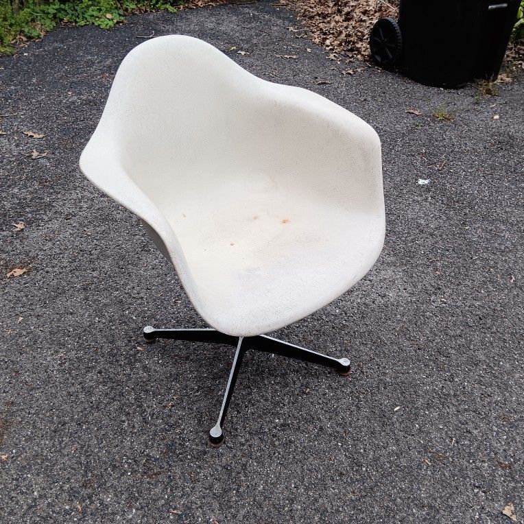 Classic Herman Miller Fiberglass Shell Chair