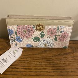 NWT Pretty Wallet With Flowers On It 