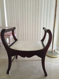 Side accent chair