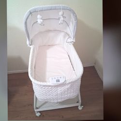 Simmons kids baby bassinet Auto Glide works great with batteries Not Included   $23.00