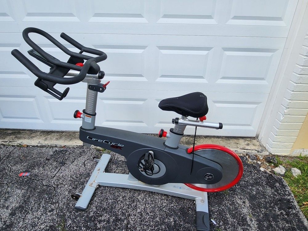 Life Fitness Lifecycle GX Group Exercise Bike with